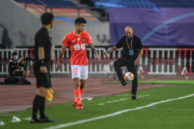 相当炸裂！44岁的小罗就要当爷爷了！